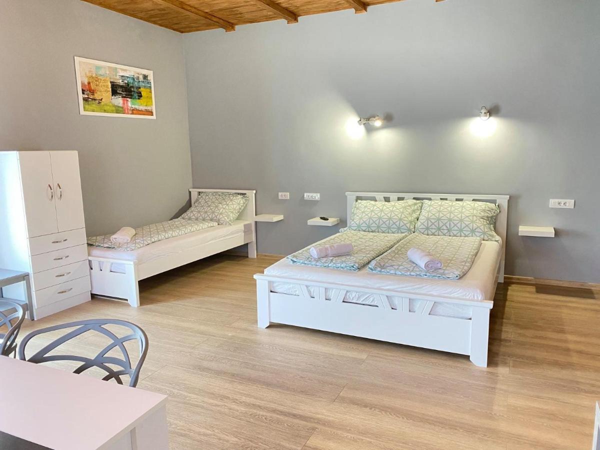 Julia Apartman Pacir Екстериор снимка